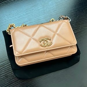 CHANEL 19 WALLET ON CHAIN